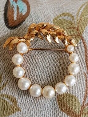MARVELLA Vintage Faux Pearl Round Circle Door Wreath Gold Tone Leaves Brooch EUC